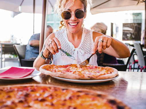 Der 25. Oktober ist ein besonderer Tag für alle Pizza-Liebhaber, denn an diesem 
Datum wird weltweit der Welttag der Pizzabäcker gefeiert. 
Foto: AdobeStock / simona