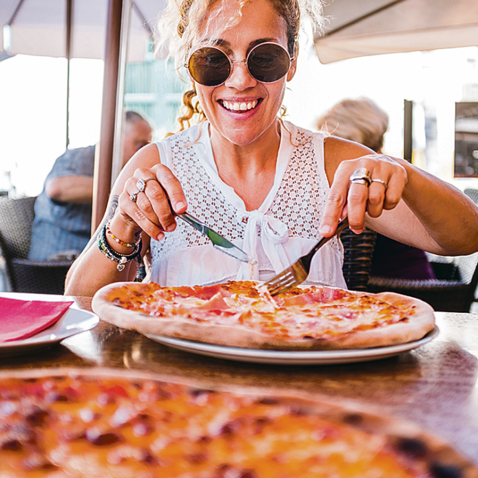 Der 25. Oktober ist ein besonderer Tag für alle Pizza-Liebhaber, denn an diesem 
Datum wird weltweit der Welttag der Pizzabäcker gefeiert. 
Foto: AdobeStock / simona