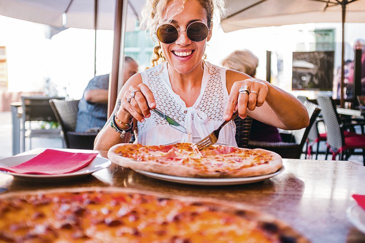 Der 25. Oktober ist ein besonderer Tag für alle Pizza-Liebhaber, denn an diesem 
Datum wird weltweit der Welttag der Pizzabäcker gefeiert. 
Foto: AdobeStock / simona