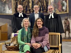 Das Bild zeigt Christine Gölkel, Tanja Wrensch (vorne, v. links), Dekan Tobias Schäfer, Vertrauensmann Michael Steinlein und Pfarrer Björn Schukat (hinten, v. links).