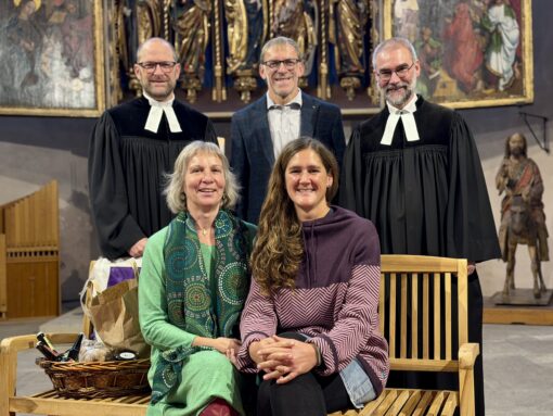Das Bild zeigt Christine Gölkel, Tanja Wrensch (vorne, v. links), Dekan Tobias Schäfer, Vertrauensmann Michael Steinlein und Pfarrer Björn Schukat (hinten, v. links).