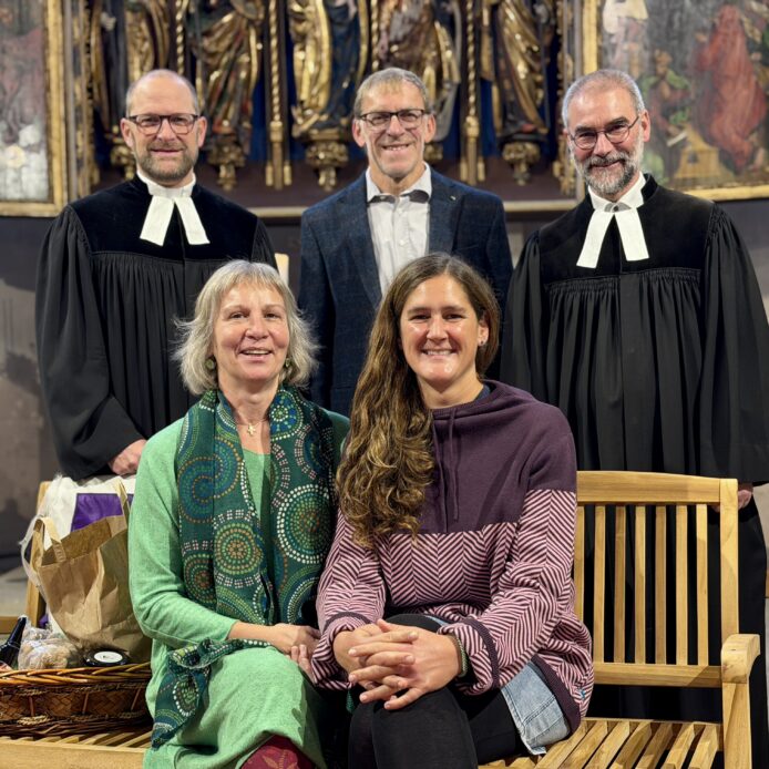 Das Bild zeigt Christine Gölkel, Tanja Wrensch (vorne, v. links), Dekan Tobias Schäfer, Vertrauensmann Michael Steinlein und Pfarrer Björn Schukat (hinten, v. links).