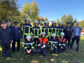 Von links: Schiedsrichter Andreas Partsch, Christian Maderer, Ehrenkommandant Reinhard Sperber, Sebastian Panzer, Fabian Rometsch, Alexander Huber, Florian Müller, Marco Thäter, Schiedsrichter Roland Gentsch und 2. Bürgermeister Bernd Schmidt sowie vorne von links Johannes Scharrer, Stefan Kugler, Annika Sperber und Kommandantin Regina Huber.
