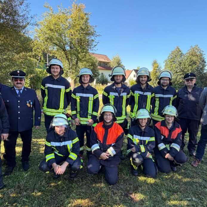 Von links: Schiedsrichter Andreas Partsch, Christian Maderer, Ehrenkommandant Reinhard Sperber, Sebastian Panzer, Fabian Rometsch, Alexander Huber, Florian Müller, Marco Thäter, Schiedsrichter Roland Gentsch und 2. Bürgermeister Bernd Schmidt sowie vorne von links Johannes Scharrer, Stefan Kugler, Annika Sperber und Kommandantin Regina Huber.