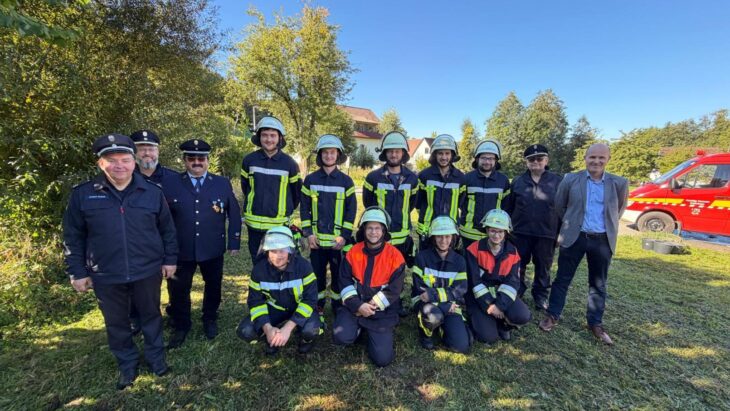 Von links: Schiedsrichter Andreas Partsch, Christian Maderer, Ehrenkommandant Reinhard Sperber, Sebastian Panzer, Fabian Rometsch, Alexander Huber, Florian Müller, Marco Thäter, Schiedsrichter Roland Gentsch und 2. Bürgermeister Bernd Schmidt sowie vorne von links Johannes Scharrer, Stefan Kugler, Annika Sperber und Kommandantin Regina Huber.