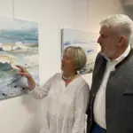 Renate Jellinghaus und Bürgermeister Thomas Lang bei der Vernissage im Rathausfoyer.