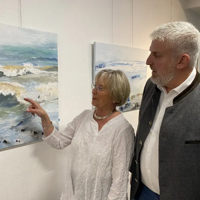 Renate Jellinghaus und Bürgermeister Thomas Lang bei der Vernissage im Rathausfoyer.