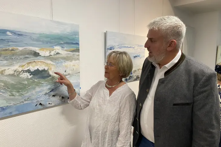 Renate Jellinghaus und Bürgermeister Thomas Lang bei der Vernissage im Rathausfoyer.