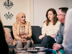 In angenehmer Atmosphäre können sich Eltern über verschiedene Themen rund um Erziehungsfragen und den Familienalltag austauschen.