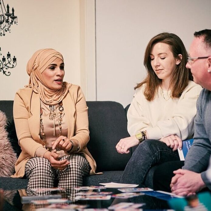 In angenehmer Atmosphäre können sich Eltern über verschiedene Themen rund um Erziehungsfragen und den Familienalltag austauschen.