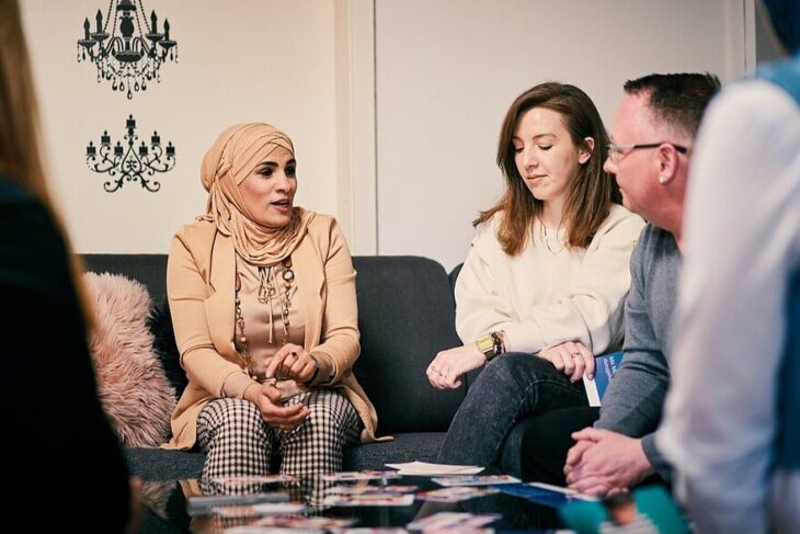 In angenehmer Atmosphäre können sich Eltern über verschiedene Themen rund um Erziehungsfragen und den Familienalltag austauschen.