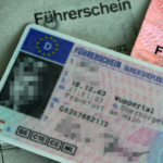 Bis zum Jahr 2033 müssen alle Führerscheine schrittweise in einen befristeten EU-Kartenführerschein ersetzt werden. (Symbolfoto)