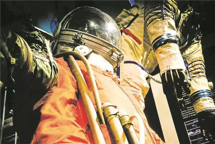 Raumfahrtgeschichte wird im Hermann-Oberth-Raumfahrt-Museum in Feucht durch Exponate wie diese frühen sowjetischen Raumanzüge lebendig. Dieses Wochende veranstaltet das Museum in der Bürgerhalle Moosbach seinen 25. Tag der Raumfahrtgeschichte.