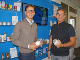 Jannik und Andreas Stöhr vor einer Auswahl ihrer riesigen Produktpalette