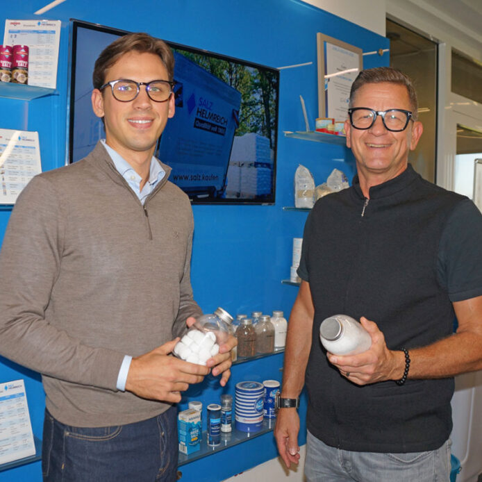 Jannik und Andreas Stöhr vor einer Auswahl ihrer riesigen Produktpalette