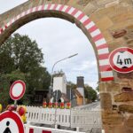 In Gnadenberg wurden beim Neumarkter Tor gravierende Schäden im Sockelbereich festgestellt. Deshalb hat das Landratsamt Neumarkt die Ortsdurchfahrt bis auf Weiteres gesperrt.