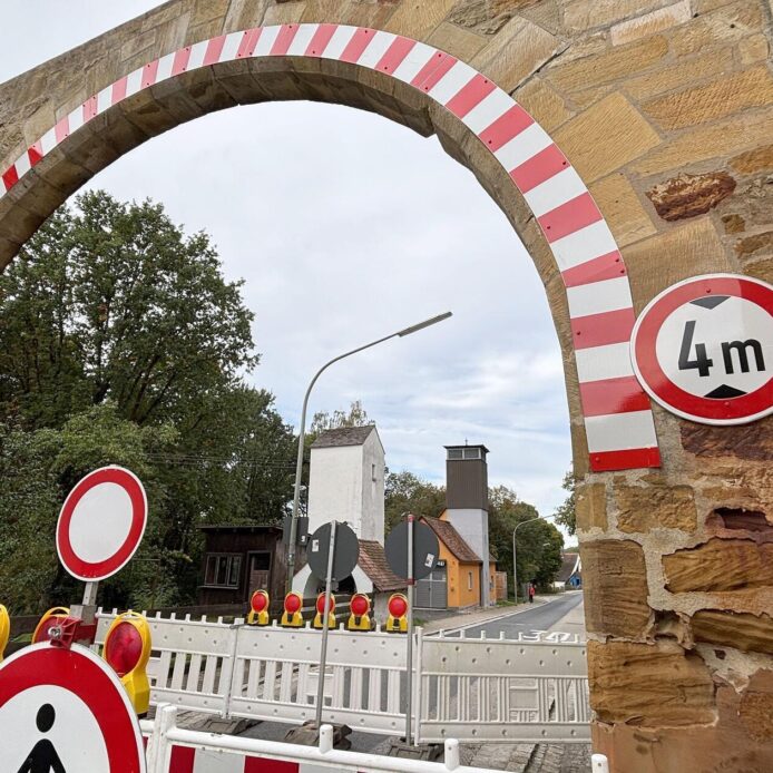 In Gnadenberg wurden beim Neumarkter Tor gravierende Schäden im Sockelbereich festgestellt. Deshalb hat das Landratsamt Neumarkt die Ortsdurchfahrt bis auf Weiteres gesperrt.