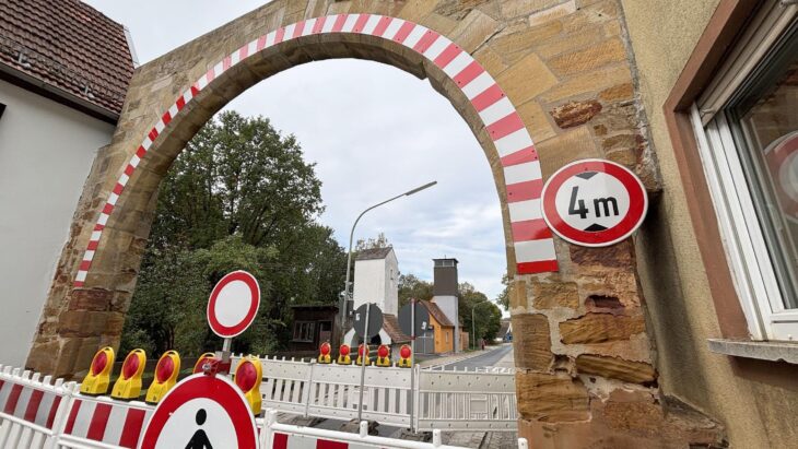 In Gnadenberg wurden beim Neumarkter Tor gravierende Schäden im Sockelbereich festgestellt. Deshalb hat das Landratsamt Neumarkt die Ortsdurchfahrt bis auf Weiteres gesperrt.