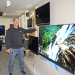 Matthias Drössler im TV-Showroom in Hersbruck