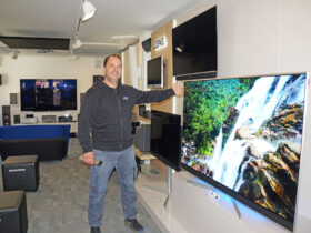 Matthias Drössler im TV-Showroom in Hersbruck