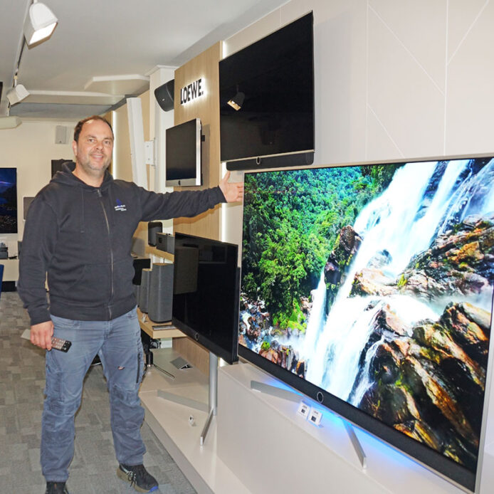 Matthias Drössler im TV-Showroom in Hersbruck