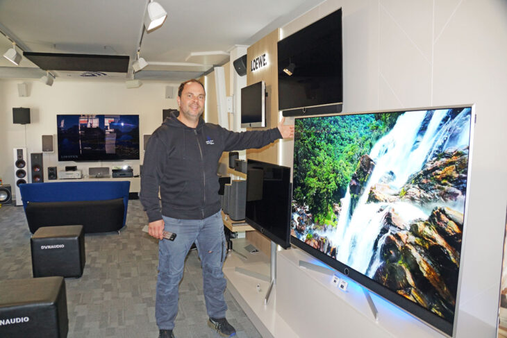 Matthias Drössler im TV-Showroom in Hersbruck
