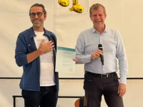 Torsten Nowitzki (links) leitet das Musikprojekt „STUDIO D“. Bernd Wachter vom Rotary-Club hielt die Laudatio auf den Preisträger.