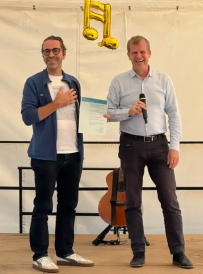 Torsten Nowitzki (links) leitet das Musikprojekt „STUDIO D“. Bernd Wachter vom Rotary-Club hielt die Laudatio auf den Preisträger.
