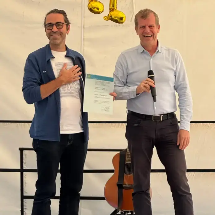Torsten Nowitzki (links) leitet das Musikprojekt „STUDIO D“. Bernd Wachter vom Rotary-Club hielt die Laudatio auf den Preisträger.