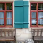 Ein Beispiel für eine denkmalgerechte Renovierung eines Hauses: Winterfenster an einer historischen Villa in der Laufer Samstagstraße.