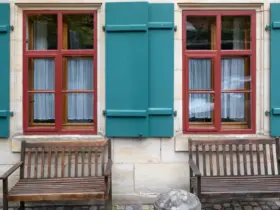 Ein Beispiel für eine denkmalgerechte Renovierung eines Hauses: Winterfenster an einer historischen Villa in der Laufer Samstagstraße.