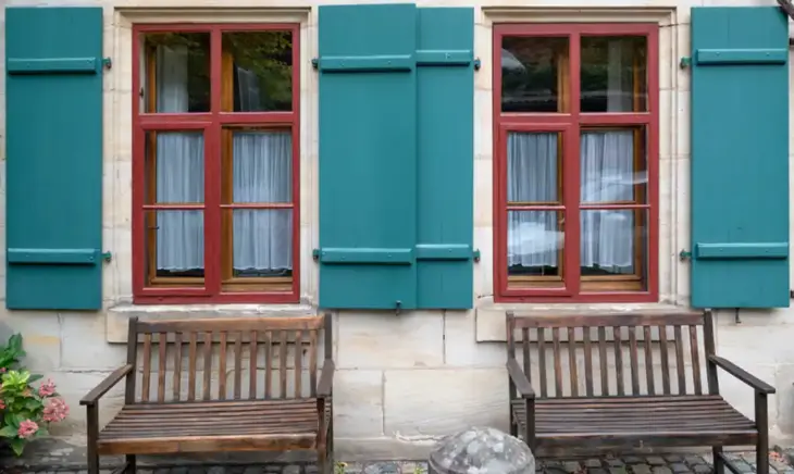 Ein Beispiel für eine denkmalgerechte Renovierung eines Hauses: Winterfenster an einer historischen Villa in der Laufer Samstagstraße.