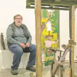 Der „zentrale Umkreisgestalter“ Reiner Zitta inmitten seiner Werke.