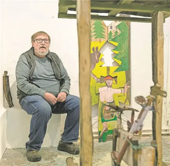 Der „zentrale Umkreisgestalter“ Reiner Zitta inmitten seiner Werke.