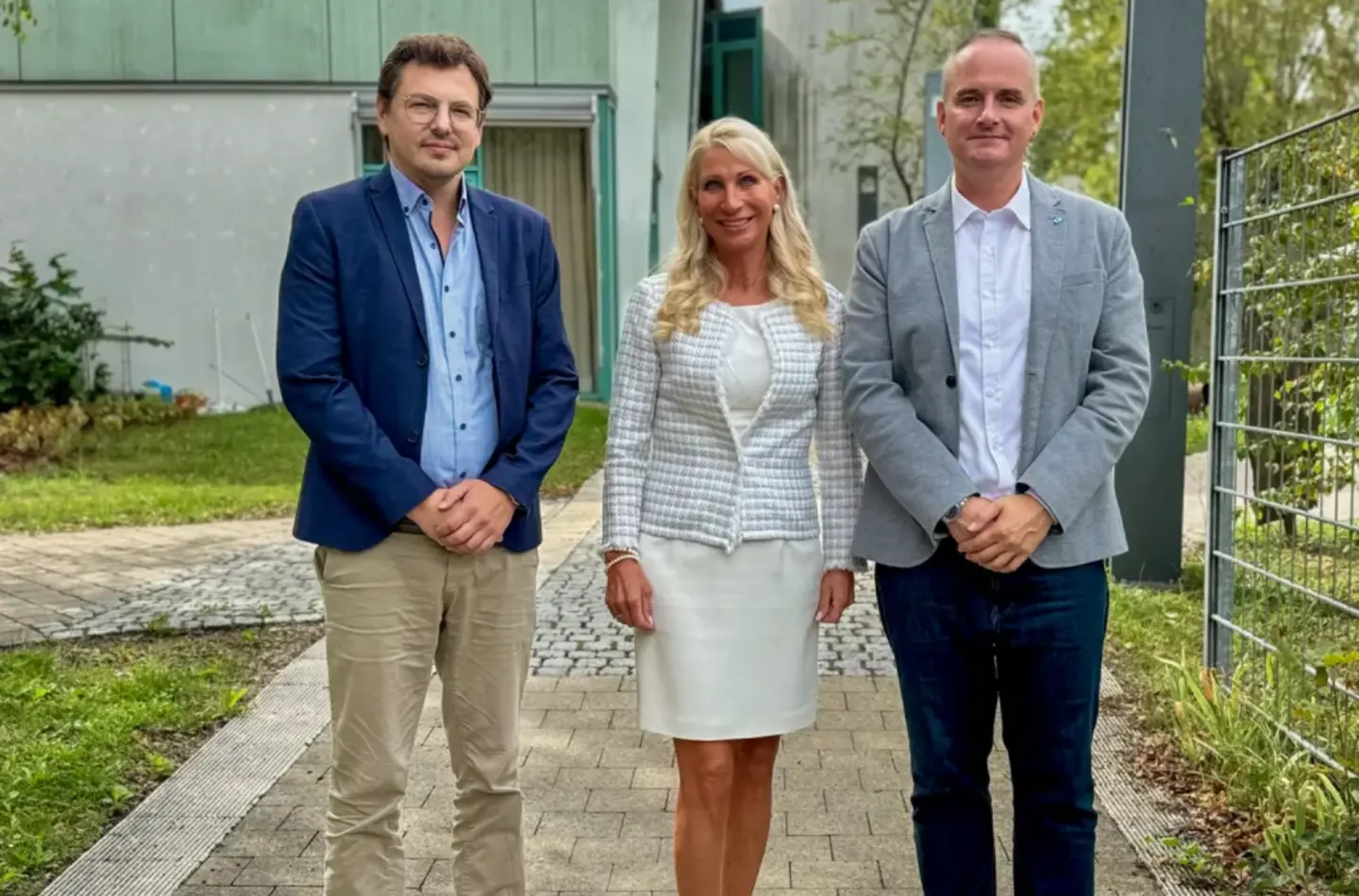 André Höfig, Referent für Fundraising bei der Blindeninstitutsstiftung, Karin Baumüller-Söder und Institutsleiter Dominic Weufen (v. li.) auf dem weitläufigen Gelände in Rückersdorf.