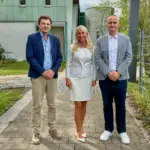 André Höfig, Referent für Fundraising bei der Blindeninstitutsstiftung, Karin Baumüller-Söder und Institutsleiter Dominic Weufen (v. li.) auf dem weitläufigen Gelände in Rückersdorf.