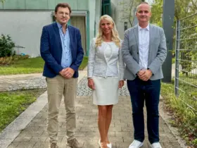 André Höfig, Referent für Fundraising bei der Blindeninstitutsstiftung, Karin Baumüller-Söder und Institutsleiter Dominic Weufen (v. li.) auf dem weitläufigen Gelände in Rückersdorf.