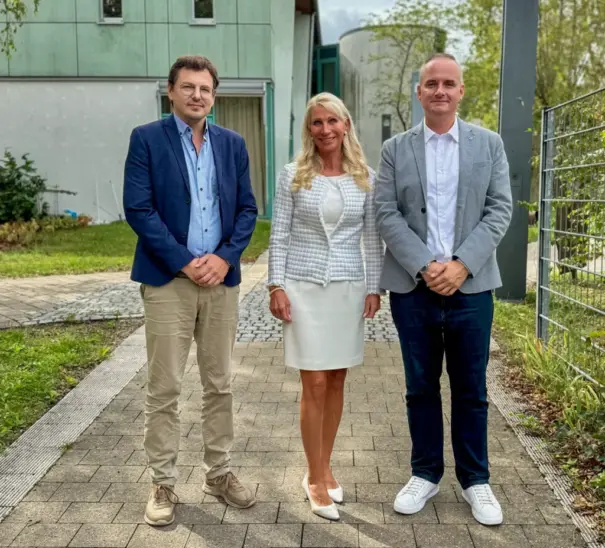 André Höfig, Referent für Fundraising bei der Blindeninstitutsstiftung, Karin Baumüller-Söder und Institutsleiter Dominic Weufen (v. li.) auf dem weitläufigen Gelände in Rückersdorf.