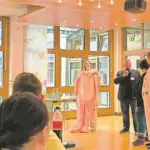 „Arbeitswelten“-Leiter Dietmar Meinlschmidt (Bildmitte) überreichte die ersten pinkfarbenen Hasenkostüme an die „Streetbunny Crew“ – gefertigt in der Näherei der Lebenshilfe.