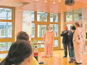 „Arbeitswelten“-Leiter Dietmar Meinlschmidt (Bildmitte) überreichte die ersten pinkfarbenen Hasenkostüme an die „Streetbunny Crew“ – gefertigt in der Näherei der Lebenshilfe.