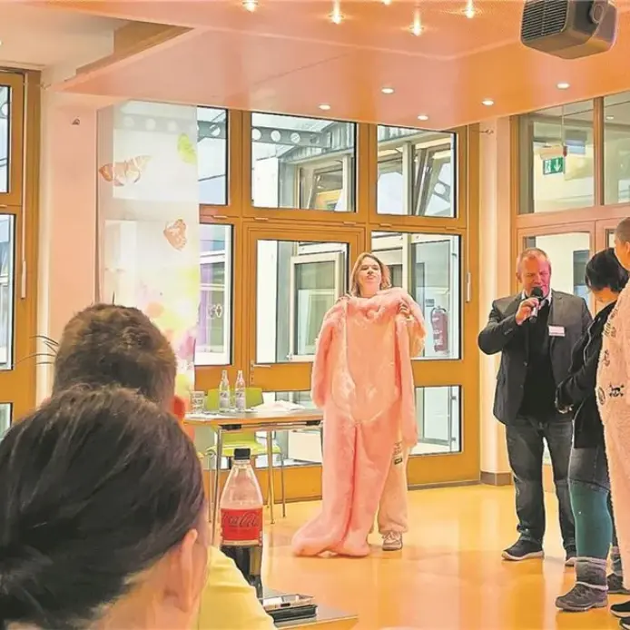„Arbeitswelten“-Leiter Dietmar Meinlschmidt (Bildmitte) überreichte die ersten pinkfarbenen Hasenkostüme an die „Streetbunny Crew“ – gefertigt in der Näherei der Lebenshilfe.