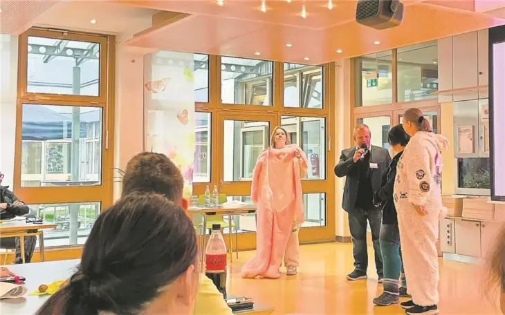 „Arbeitswelten“-Leiter Dietmar Meinlschmidt (Bildmitte) überreichte die ersten pinkfarbenen Hasenkostüme an die „Streetbunny Crew“ – gefertigt in der Näherei der Lebenshilfe.
