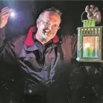 Tom Viewegh führt mit der Taschenlampe durch Lauf.