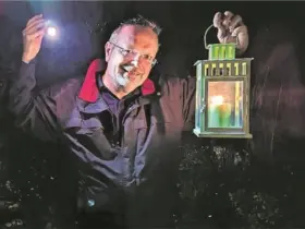 Tom Viewegh führt mit der Taschenlampe durch Lauf.