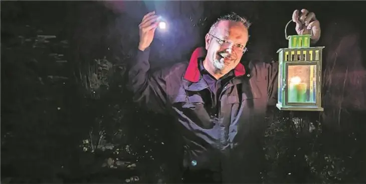 Tom Viewegh führt mit der Taschenlampe durch Lauf.