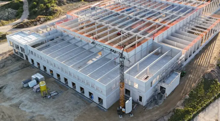 Auf dem Gelände entstehen rund 18.000 Quadratmeter Logistikfläche sowie ein moderner Verwaltungsneubau.