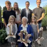 Glücküwnsche für die Jubilarin (von links): hinten Luis Holfelder, Lea Holfelder, Sebastian Singer, David Ripper, vorne Mariella Weiler, Magdalena Holfelder und Isabella Weiler.