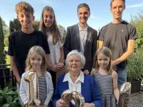 Glücküwnsche für die Jubilarin (von links): hinten Luis Holfelder, Lea Holfelder, Sebastian Singer, David Ripper, vorne Mariella Weiler, Magdalena Holfelder und Isabella Weiler.