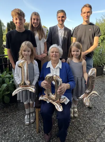 Glücküwnsche für die Jubilarin (von links): hinten Luis Holfelder, Lea Holfelder, Sebastian Singer, David Ripper, vorne Mariella Weiler, Magdalena Holfelder und Isabella Weiler.
