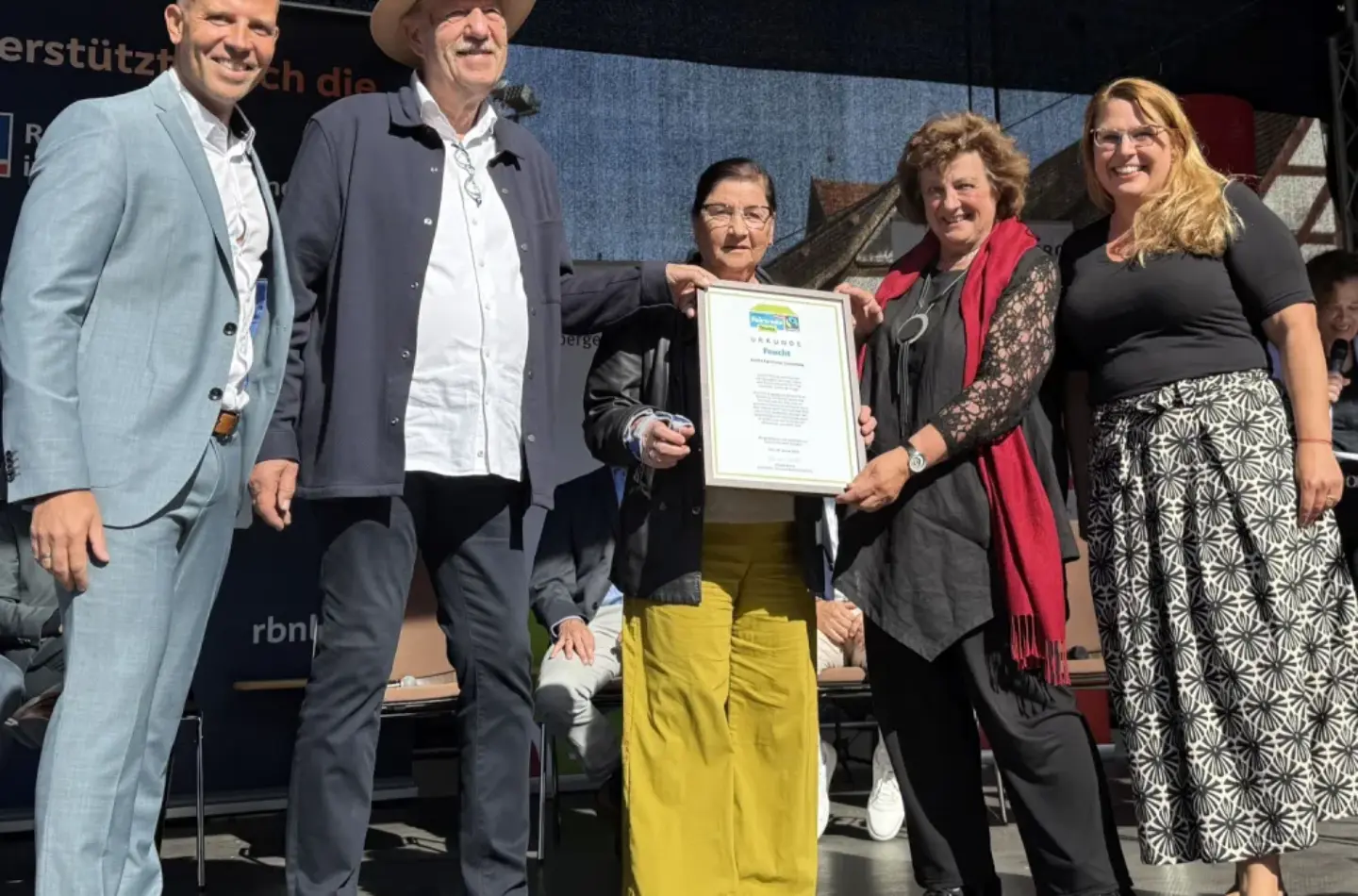 Halten den fairen Handel hoch: Erster Bürgermeister Harald Danzl, Sprecher und Mitglieder der Fairtrade-Gruppe Feucht Helmut Schleif, Sophie Wurm, Petra Fischer sowie die Vertreterin für Fairtrade-Deutschland Christina Arkenberg (von links).